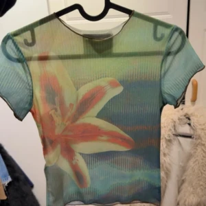 Blommig mesh topp från mango - Siedres x mango kollektionen. Använd få gånger 