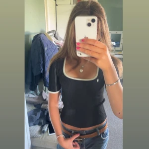 Svart ribbad topp från Lindex  - skön topp som sitter jätte bra