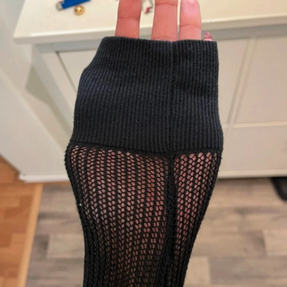 Svart meshstickad långärmad tröja - 1