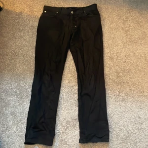  Pour Jeans  - Svarta byxor från Pour med klassisk femficksdesign och raka ben. Byxorna har silverfärgade knappar och bälteshällor. Materialet är mjukt och har en lätt glans, vilket ger en stilren look. Nypris ligger på ca 1500. Perfekta för hösten och för dig som gillar enkel och clean stil. Inga större defekter utan är i väldigt bra skick! 💯 