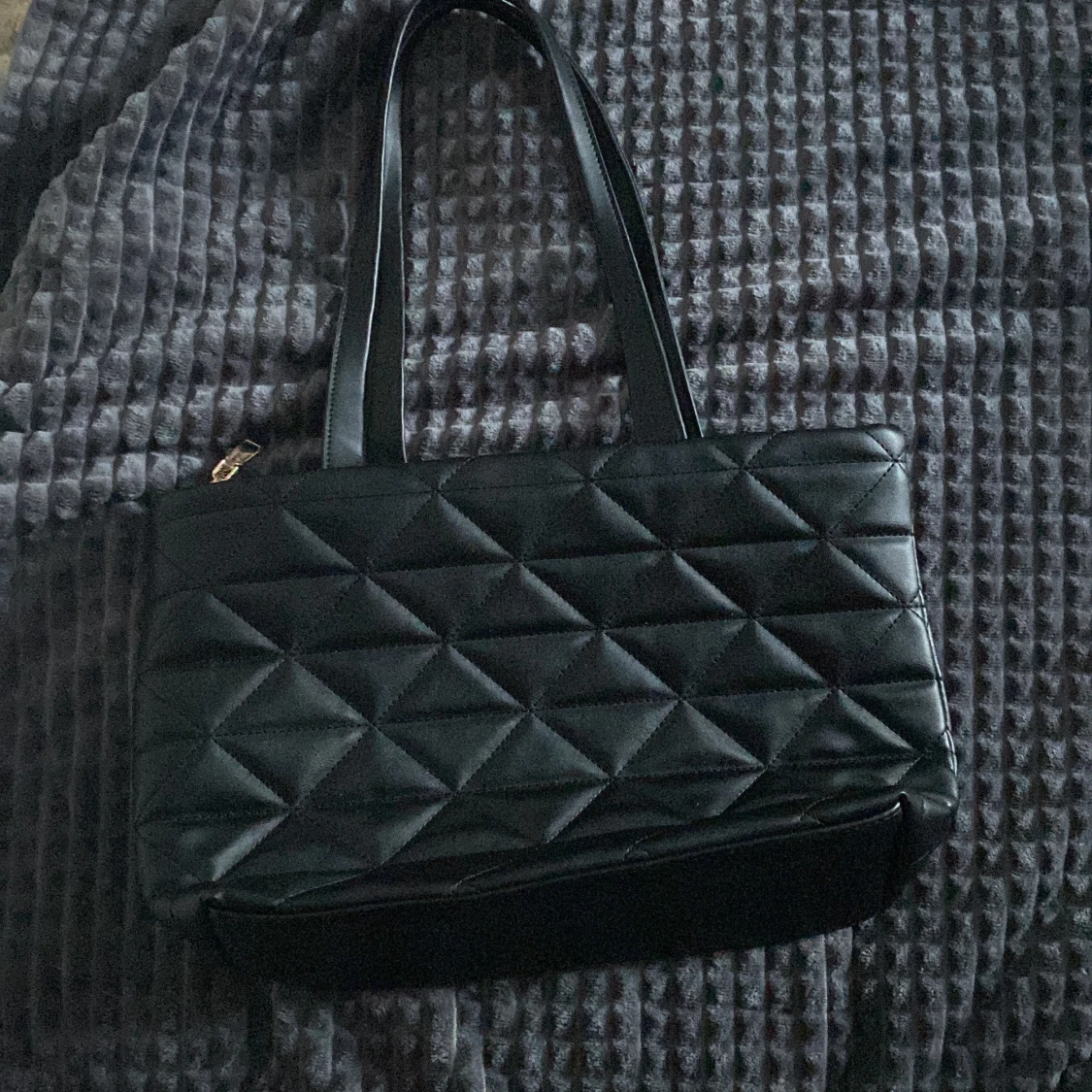 Svart quiltad axelväska i skinnimitation