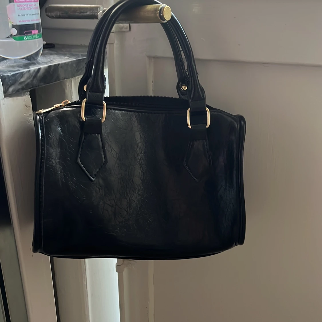 Svart handväska med gulddetaljer - 1