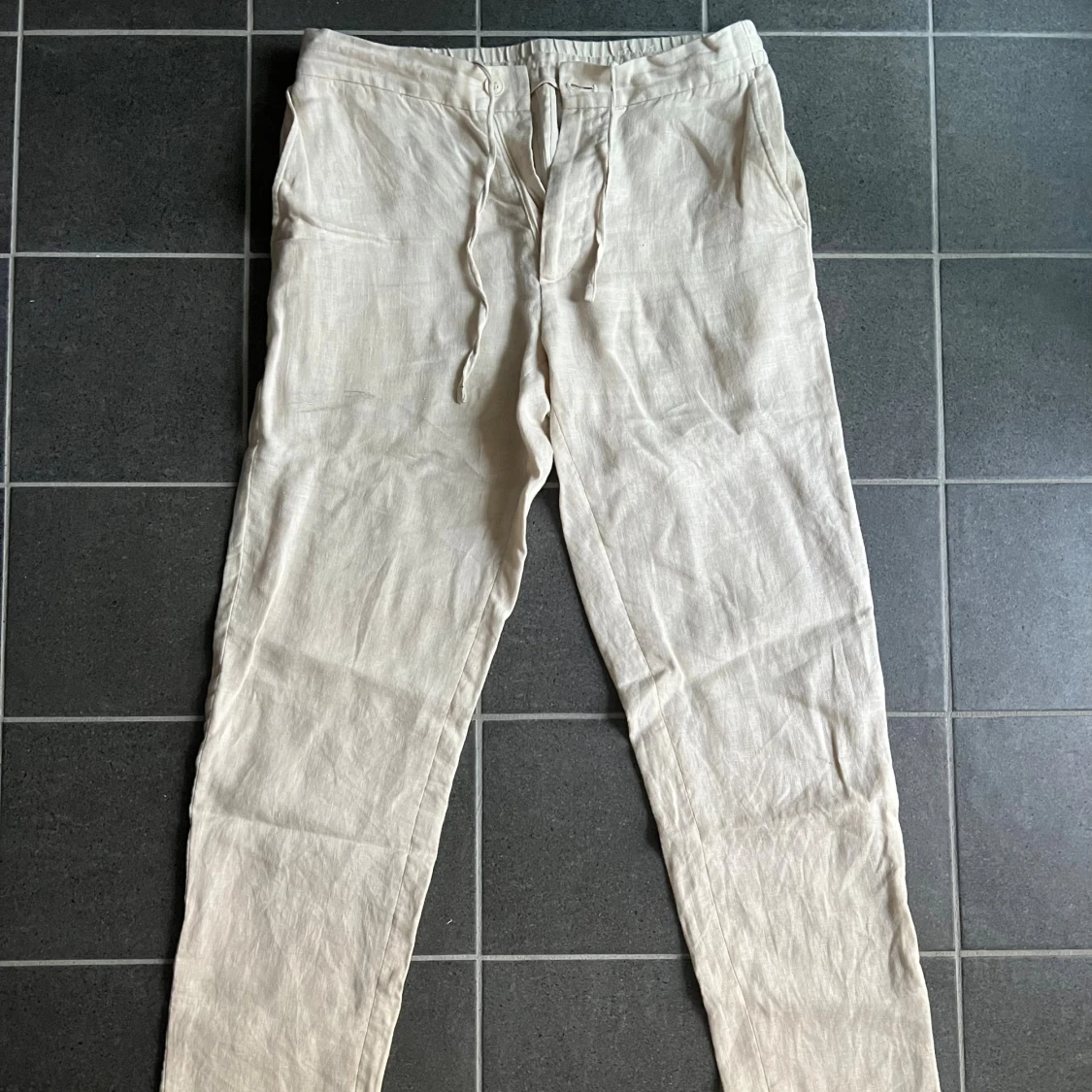 Beiga linnebyxor från These Glory Days