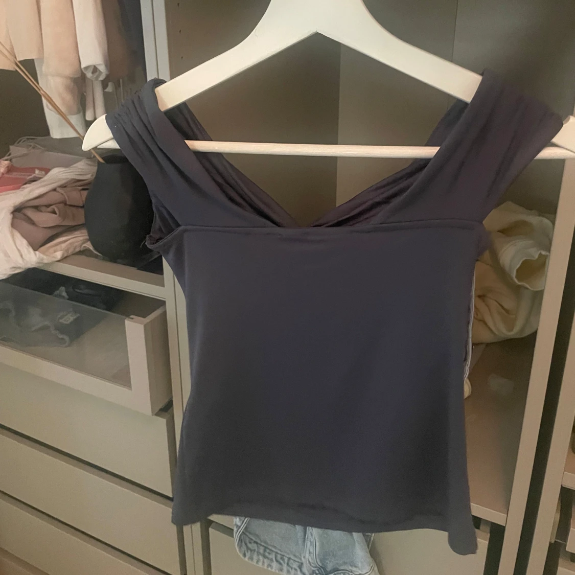 Mörkblå offshoulder topp med twist - 1