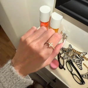 Guldig ring med glittrande stenar - I rostfritt stål, tål vatten 