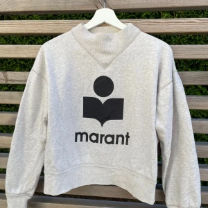 Isabel marant tröja  - Säljer min Isabel marant tröja. Osäker på storlek men passar Xs/S. Fint skick, inga hål eller liknande men det fluffiga på trycket har försvunnit samt att tryckta färgat av sig pyttelite på ryggen ( Se bild 4 och 5 ). Annars fint skick. Använd fåtal gånger 😇 Viss prutmån finns. 