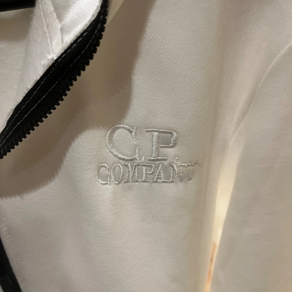 Vit hoodie med goggles från C.P. Company - 2
