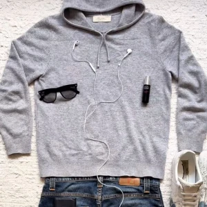 Sayless Kashmir Hoodie - Säljer nu min kashmir hoodie från sayless i utmärkt skick!✅| Nypris: 899kr - Slutsåld🫰🏻| Storlek S passar även XS (Inte krympt utan liten i storlek!)🙌🏻| Hör gärna av dig! ✌🏻👑