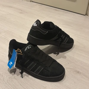 Adidas campus - Säljer ett par feta adidas campus, aldrig använda då jag inte har haft dem till nån användning. Köpta i Italien och tag finns kvar på. 10/10 skick aldrig använda utomhus bara inomhus testade. Nypris 1300kr, mitt pris: 500