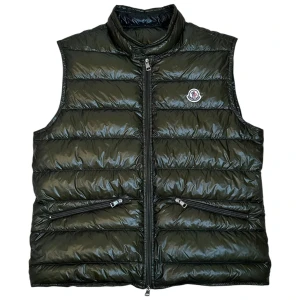 Moncler gui  - Moncler gui oliv grön. Storlek 4 / L. Skick 9/10 som ny pris 3390kr finns att köpa på våran hemsida, Fashionels.com