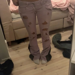 Lila/rosa lågmidjade bootcut jeans från Pepe Jeans - Säljer ett par lila/rosa jeans från Pepe Jeans i modellen Otawa. Byxorna har bootcut passform, låg midja och slitna detaljer med hål framtill. Materialet är mjuk bomull med lite stretch för skön passform. Skriv för mått!❤️