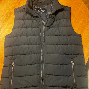 Marinblå dunväst från Bondelid - Marinblå väst från bondelid i nyskick. Ändast använd att fåtal gånger. Perfekt för hösten nu när det börjar bli kallare.