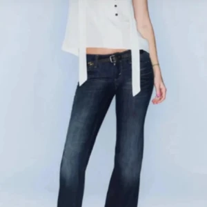 Mörkblå jeans 26/32 - Snygga mörkblå jeans från Weekday. De är lågmidjade och väldigt utsvängda. Jeansen är endast prövade så de har kvar prislapp och allt. 