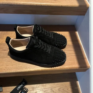Svarta Louboutin sneakers med nitar -  Christian Louboutin med nitar användna 1-2 gånger jätte bra skick. Lägg Prisförslag så kan vi göra en deal. Tradar också! Utan snören men kan fixa om det behövs!