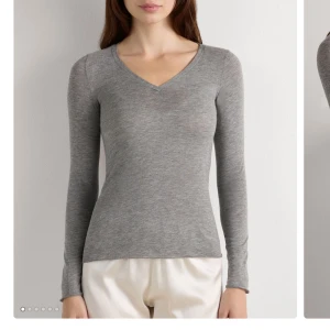 intimissimi tröja grå - andvänd en gång. passar perfekt i storlek kom ej till andvändning storlek s💞