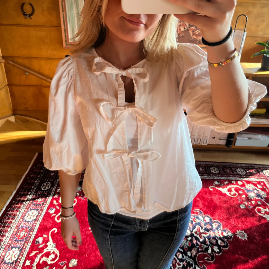 Vit blus med puffärm och rosetter - 1