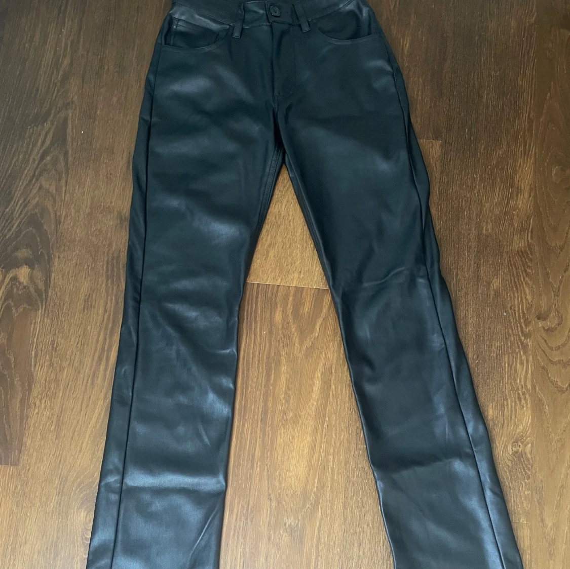 Svarta skinnbyxor från BikBok - 1