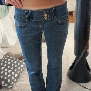 Lågmidjande bootcut only jeans  - Säljer dessa då de inte kommer till någon användning, de är 26/32 men skulle säga att de är ganska korta i längden så kanske 26/30. Pris kan diskuteras!