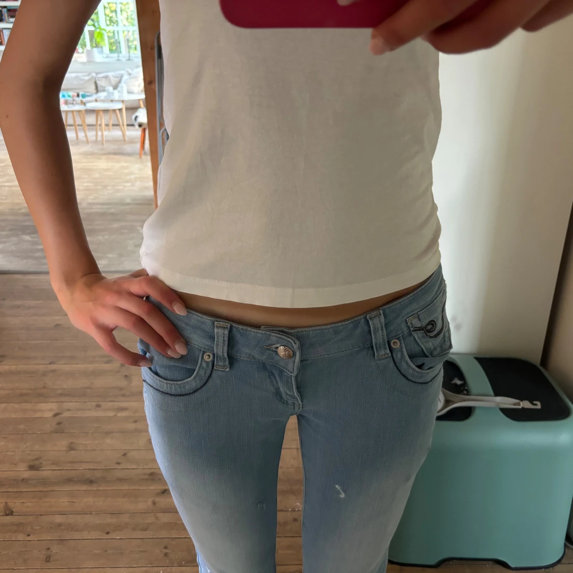 Ljusblå bootcut jeans låg midja