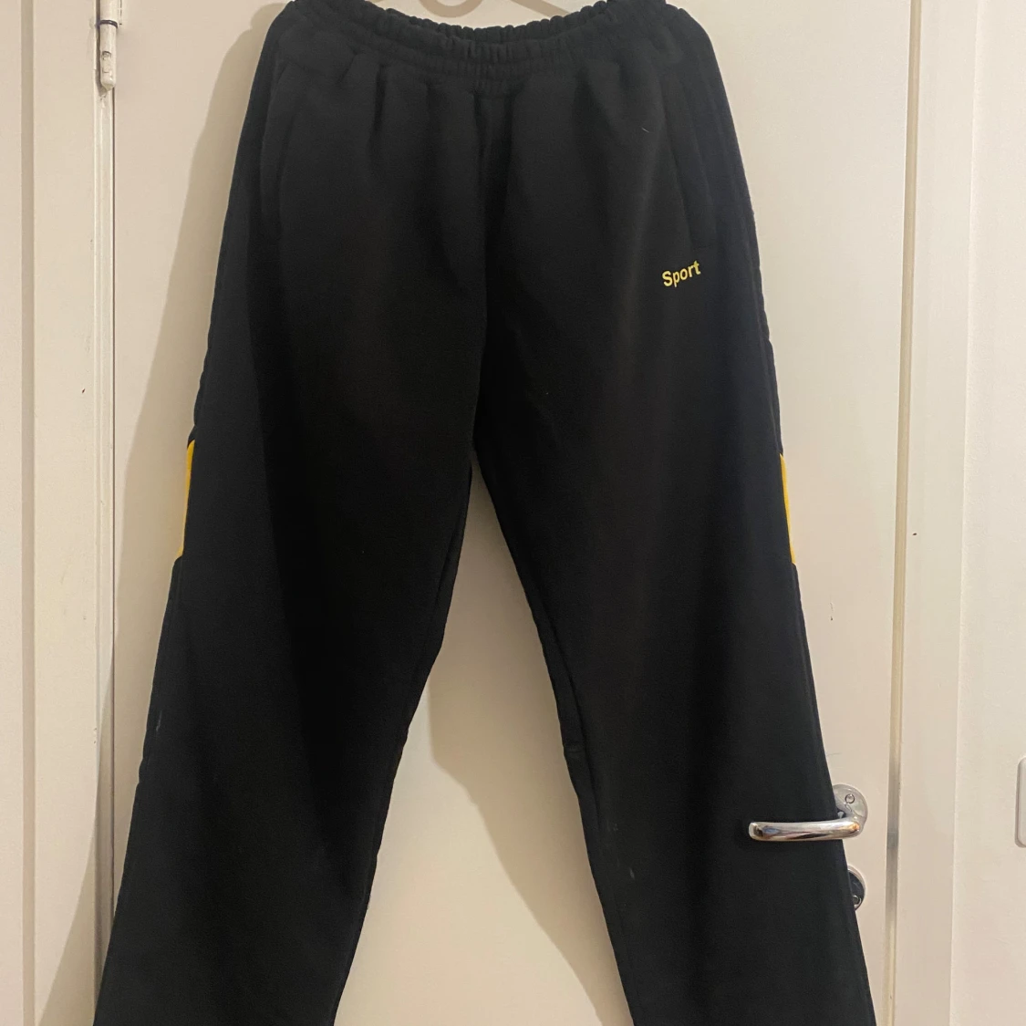 Svart sportväst med gula detaljer - 4