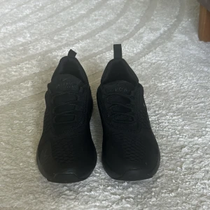 Nike Air Max 270 helsvarta sneakers - Säljer ett par helsvarta Nike Air Max 270 sneakers i storlek 41. Skorna har en chunky sula med synlig Air Max-dämpning, mesh-överdel och snörning. Perfekta för dig som gillar en clean och sportig look. Diskret Nike-logga på sidan och bak.