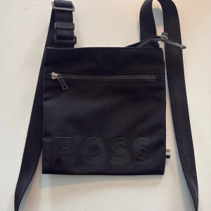 Boss väska - Hej säljer nu min boss väska. Snabb billig affär.köpte den för ca 1000kr säljer den nu för 399kr😊