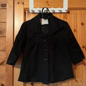 Svart trekvartsärmad jacka - trekvartjacka med svarta knappar 