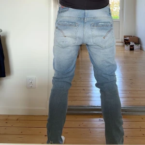 Dondup George Jeans  - Tjenare!! | Säljer ett par riktigt snygga Dondups | Mycket bra skick, förutom ett litet hål i slutet av vänstra benet (se bild 5), möjligt att laga! | W33, modellen är 185 cm | Pris 699 | Vid frågor kontakta gärna:)! |