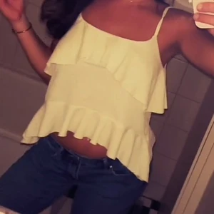 Vit volangtop med tunna axelband - Supersöt vit linnetopp med tunna axelband och dubbla volanglager! 🩷🌟