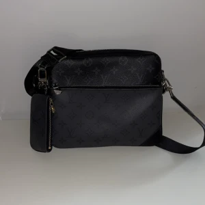 L*V Väska/trio bag - som helt ny, pris kan diskuteras