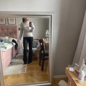 Beige offshoulder stickad tröja H&M - Superfin beige stickad tröja från H&M med bred offshoulder-krage. Tröjan är ribbad, har lång ärm och sitter snyggt figurnära. Perfekt till jeans eller kjol för en chill men ändå trendig look.