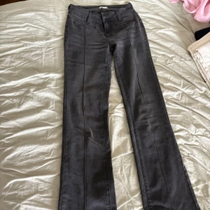 Svarta byxor från Madlady, bootcut -  svarta bootcut-jeans från Madlady, storlek 34 extra tall 👌🏻👌🏻 fint skick 