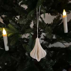 Eden dekorationshänge 3-pack - Snygga och trendiga hängande dekorationer från Jotex, perfekta för att ge din gran eller rum en modern och mysig känsla. Paketet innehåller tre stilrena dekorationer som passar perfekt för dig som gillar att pynta och skapa en personlig atmosfär.