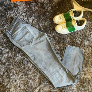 Tiger of Sweden ljusblå jeans - Tja nu säljer jag mina snygga ljusblå jeans från Tiger of Sweden. Jeansen är i mycket bra skick utan några defekter. jag är som vanligt öppen för att byta och i så fall görs bytet i Stockholm. har du några frågor eller vill ha bild på något är det bara höra av dig med vänliga hälsningar Oscar