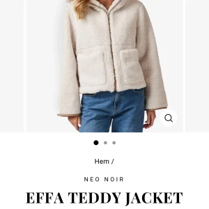 Cremefärgad teddyjacka från Neo Noir - Supermjuk och fluffig teddyjacka i creamfärgat från Neo Noir. Jackan har dragkedja framtill, två stora fickor och en avslappnad passform. Perfekt för kyliga dagar när du vill vara både varm och snygg. Jackan har långa ärmar och är tillverkad i ett mysigt teddy-material.
