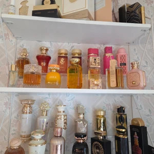Splittar/samples 3 ml - Säljer 3 ml splittar/tester från samling. Porto tillkommer! . Lattafa Nebras, Lattafa Angham, Eclaire, Atheeri, Rave now, Yara candy, Artisan ethnique, Teriaq intense. Aura kiss if rose, Khair Felicity, Khair Confection, Khair fusion. Naiya Vanilla sugar, rich cherry. Curiosa bad n boujee, candy floss, coconilla, sweetheart. French avenue Grecia, Vulcan baie, creme of clouds. Junoon noir, Nuha Vanilla pearl, Qissa delucious, Creme of clouds. Vanilla voyage. SE fler ovan! 