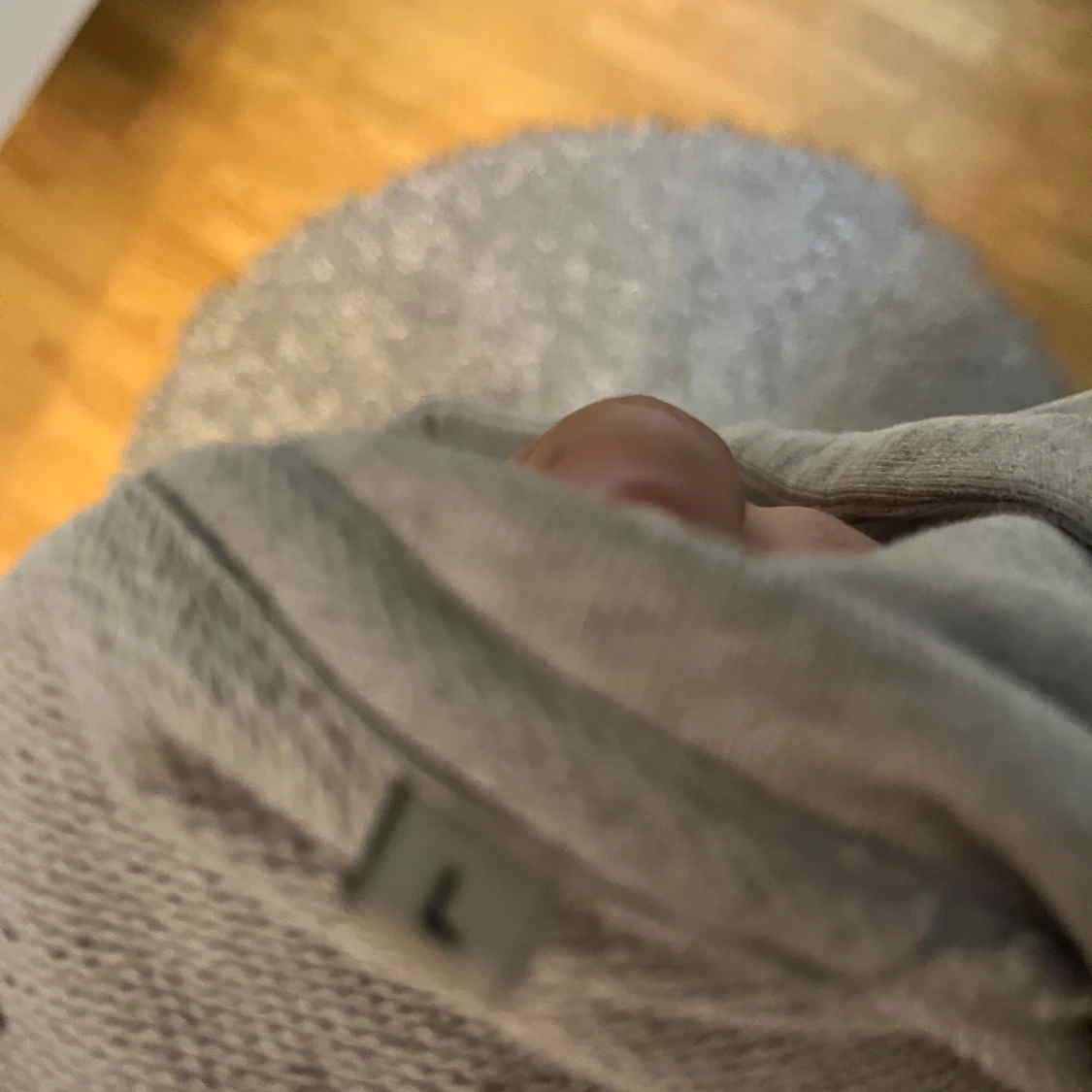 Grå hoodie från Forét med huva - 3