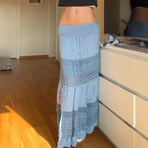 Ljusblå långkjol med spetsdetaljer - Supersöt ljusblå långkjol! Materialet känns mjukt och luftigt. Den är lite skrynklig men stryker såklart innan jag skickar💗 jag är 172 och den är för kort för mig så skulle passa någon under 170💗midjan är stretchiga så den passar xs-m skulle jag säga 