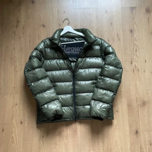 Herno jacka - Hej säljer nu min vinter/-höst jacka då den är för stor för mig. Färgen är  olivgrön. Fick den i present så har därför tyvärr inte kvittot men skicket är på topp. 📐 Mått & sorlek: Jag är 180cm samt 63kg. Plagglängd: 65cm Midjemått: 55cm Ärmlängd: 58cm Bröstvidd: 43cm