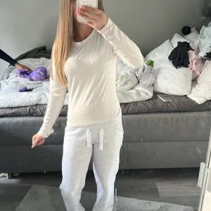 Vit långärmad tröja från Divided - En basic vit långärmad tröja från Divided, H&M. Tröjan har rund halsringning och är i ett mjukt, stretchigt material som känns skönt mot huden 💗