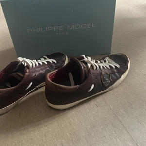 Bruna Philippe Model sneakers i skinn - Säljer ett par bruna Philippe Model riktigt snygga men dom blev för små för mig så tänkte sälja dom så att någon annan kan ha dom i ett bra skick har på egna snören just nu men de finns original snören och den kommer med låda. Skriv vid funderingar 