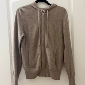 Soft goat zip hoodie - Säljer min soft goat zip hoodie i Kashmir, beige då den inte används på över 1 år. Köpte för ca två år sen för 2650kr. Mycket bra skick!🥰