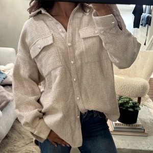 Beige overshirt med pärlknappar - Säljer min älskade skjorta från notes du nord då den tyvärr inte längre kommer till användning. Den är i jätte fint skick och kostar ordinarie 2699:- mitt pris 800:-