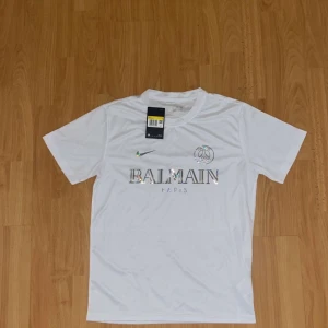 T-Shirt - Helt ny. Inte använd 