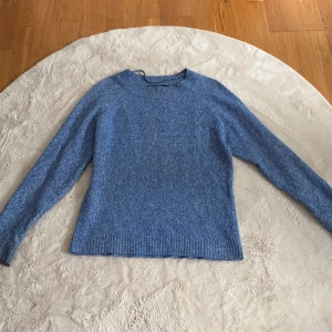 Blå stickad tröja från Vero Moda - Mysig blå stickad tröja från Vero Moda i storlek XS. Tröjan har en rund halsringning, långärmade ärmar och ribbade muddar vid hals, ärmslut och nederkant. Perfekt för kyliga dagar och enkel att matcha med jeans eller kjol.💗