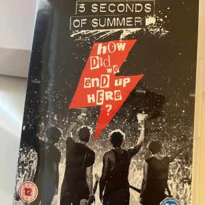 5SOS How Did We End Up Here -  5 Seconds of Summer konsert DVD How Did We End Up Here! Denna dokumentär är bakom kulisserna på deras Wembley Arena-show, med liveframträdanden. Har aldrig använt och fick den som present