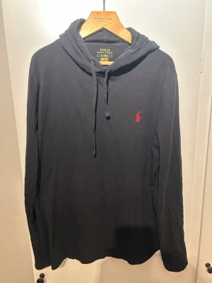 Ralph Lauren Huvtröja  - Ralph Lauren Huvtröja i mycket bra skick🙌🏽| Storlek: M | Vid frågor eller diskussion om pris är det bara att skriva✍🏼 | Frakt inom 48h📦