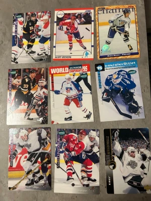 Hockey kort i mycket bra skick  - 9 stycken hockey kort i mycket bra skick. Dom ligger i plast förpackningar. Tog bara ut korten ur dom för att korten skulle synas tydligare.  Hör av dig vid frågor!