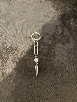 Örhänge - Ett fint pärlörhänge från Alva essiantials i stainless steel, alltså rostar det inte! Säljer då jag använder guld smycken!💓💓