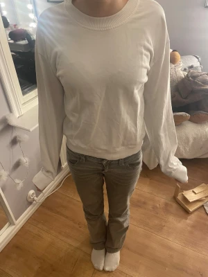 Vit sweatshirt från NA-KD XS - Enkel och stilren vit sweatshirt från NA-KD 